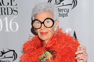Iris Apfel stößt zum 102. Geburtstag mit Rotwein an