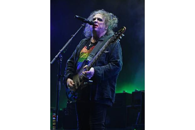 Ein Problem, welches besonders in den USA immer mehr im Fokus steht, wo Ticketmaster viele der Konzerthallen gehören. Die Vorverkaufsseite kann daher beliebig Gebühren auf die ohnehin schon teuren Kar ...