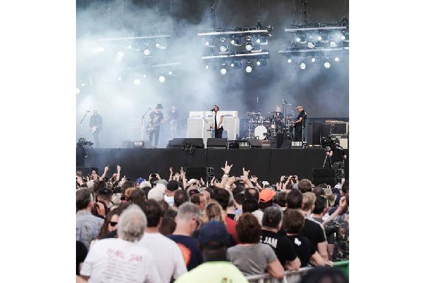 Pearl Jam hatten schon in den Neunzigern ihre Preise extra niedrig gehalten, und vermieden Veranstaltungsorte, die Ticketmaster gehörten. Doch dem Marktführer gehören 90 Prozent aller großen Hallen und Touren wurde für die Grunge-Helden zum Problem.