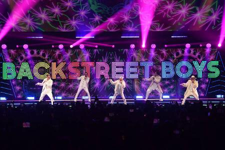 Nicht nur in den USA oder Europa müssen Fans lief in die Tasche greifen. Als die Backstreet Boys im Rahmen ihrer großen 'DNA'-Welttournee in Indien vorbeischauten, mussten Fans dort rund 75 Euro für K ...