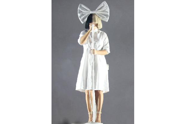 Sia erwärmte 2011 die Herzen, als sie ihre Fans auf Social Media fragte, was sie denn so im Schnitt verdienen, 