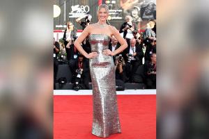 Filmfestspiele von Venedig: Toni Garrn bezaubert in Silber-Robe