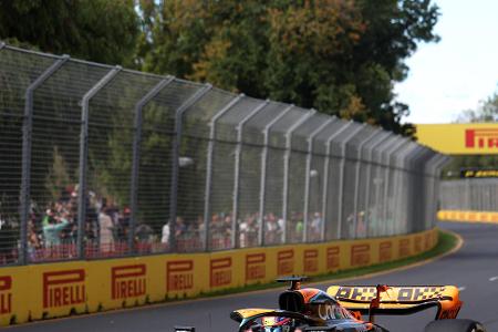 Platz 9: Oscar Piastri (McLaren) - Note: 3,0 - Blieb auf dem Soft-Reifen und verlor dadurch zunächst an Boden. War zwar zwischenzeitlich auf trocknender Straße einer der schnellsten Fahrer, das hielt aber nicht lange. Überholte trotzdem ein paar mal geschickt und war fast auf Augenhöhe mit Norris.