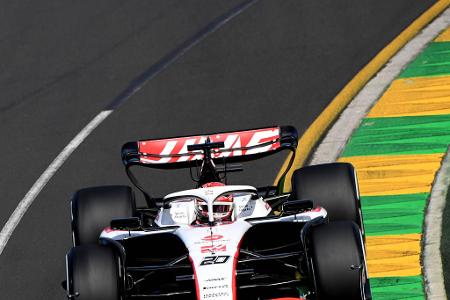 Platz 14: Kevin Magnussen (Haas) - Note: 4,0 - Startete aus der Box, hatte dadurch aber keinerlei Nachteil. Wurde durch eine perfekte Strategie in die Top 10 gespült. Wehrte sich dort mit der Brechstange gegen die schnelleren Konkurrenten von hinten. Selbst das half nicht. Gerade Mitte des Rennens war er sehr langsam unterwegs. Kam sogar hinter Hülkenberg ins Ziel.