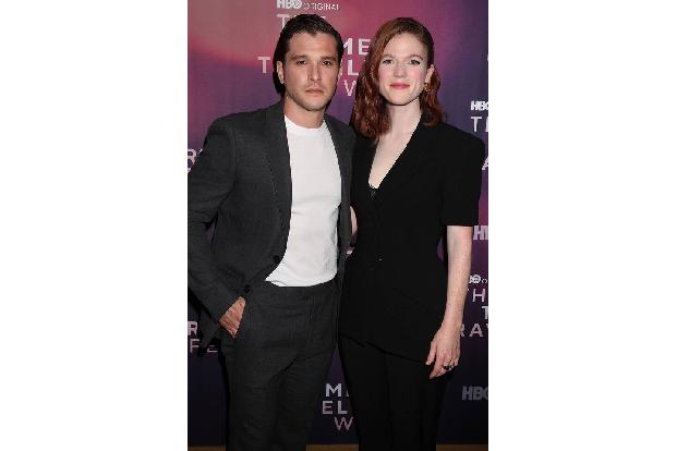 ‘Game of Thrones’ brachte sie zusammen, inzwischen bekamen Rose Leslie und Kit Harington bereits ihr zweites Kind, eine kleine Schwester für ihren Sohn. Die Bekanntgabe erfolgte in einer Talkshow: Kit ...