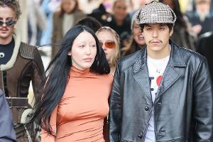 Weird Trend: Warum stehen die Promis bloß auf diesen Style?