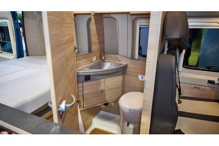 Toilette, Holzoptik, klein, Waschbecken