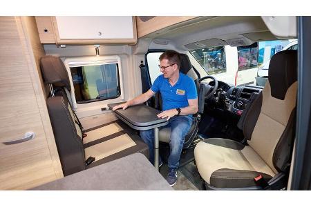 Sitzgruppe, Holzoptik, hell-dunkles Polster, Steuer