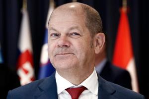 Nach Sportunfall: Olaf Scholz mit Augenklappe und Sinn für Humor