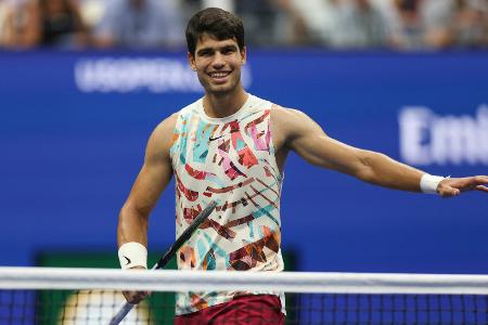 Alcaraz marschiert ins Viertelfinale - Medwedew bleibt cool