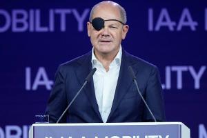 Mit Augenklappe bei der IAA: Alle Blicke auf Olaf Scholz gerichtet