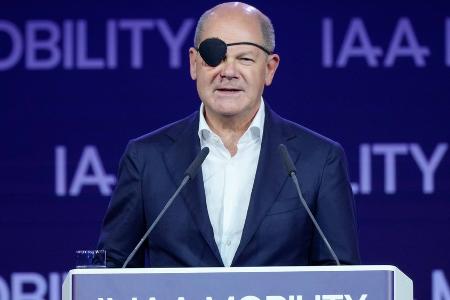 Mit Augenklappe bei der IAA: Alle Blicke auf Olaf Scholz gerichtet