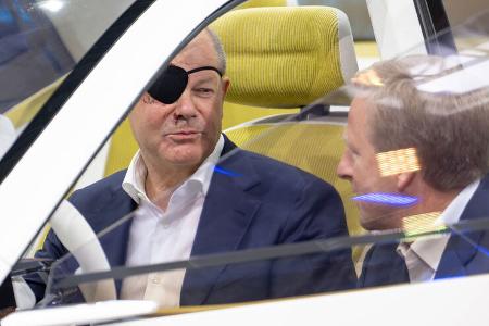 Olaf Scholz Augenklappe IAA