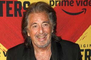 Sprecher dementiert: Al Pacino und seine Freundin sind noch ein Paar