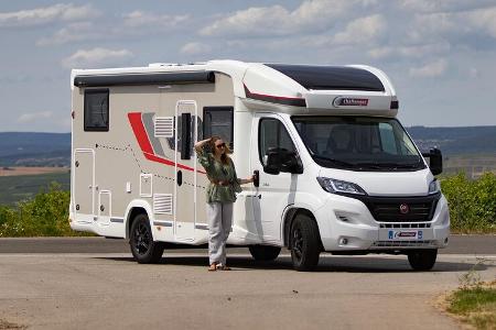 Aussenansicht, Wohnmobil, Frau, Teilintegriert