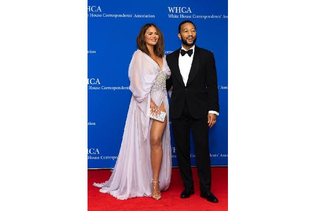 Manche dieser Sexgötter wider Willen haben auch Glück, denn Chrissy Teigen reagierte 2019 angemessen, wenn wohl auch mit einem Augenzwinkern, als sie das People-Cover mit Ehemann John Legend auf Insta ...