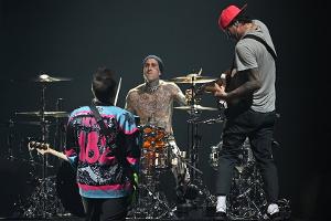Travis Barker nach Tour-Unterbrechung zurück am Schlagzeug