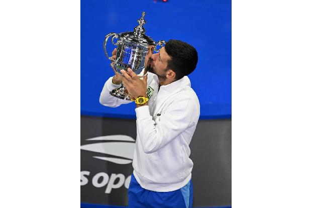 Novak is back! Nachdem sich der Tennis-Superstar in Wimbledon noch dem Newcomer Carlos Alcaraz geschlagen geben musste, feierte er bei den US Open seinen 24. Grand Slam, besiegte Daniil Medvedev in drei Sätzen.