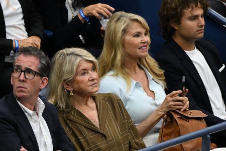 Supermodel Christie Brinkley saß neben TV-Köchin Martha Stewart.