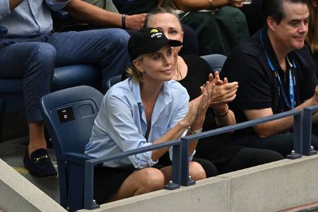 Die sportbegeisterte Charlize Theron hatte besonders viel Sitzfleisch, denn sie war schon am Vortag...