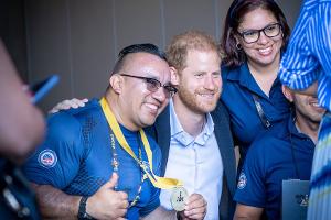 Royal zum Anfassen: Prinz Harry zeigt sich in Düsseldorf nahbar