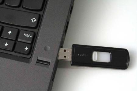 Das Entfernen des USB-Sticks hat weder Auswirkungen auf die Windows-Konfiguration noch auf die Hardware. Wenn jedoch die Datenübertragung noch nicht abgeschlossen ist, besteht die Gefahr des Datenverlusts.