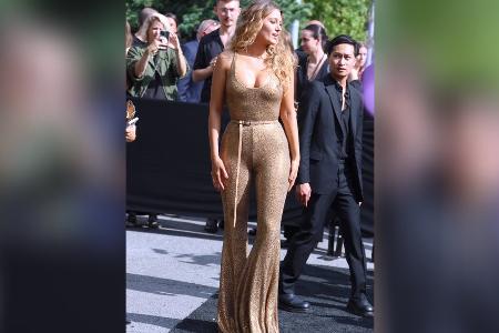Vierfach-Mama Blake Lively verblüfft im goldenen Jumpsuit