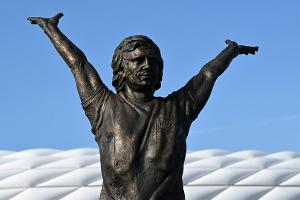 FC Bayern enthüllt Müller-Denkmal