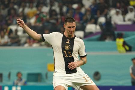 Niklas Süle (Borussia Dortmund) - Note: 4,0 - Stach bei seinem Comeback - nach den Querelen um seine Nicht-Nominierung im Juni - nicht positiv heraus. Ging gegen Japan in einer schwimmenden Abwehr genauso baden wie seine Nebenleute, hatte gegen Frankreich viel Mühe gegen den wuseligen Kolo Muani. Muss eine Schippe drauflegen, um ein Startelfkandidat zu bleiben.