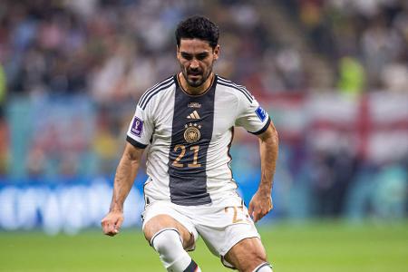 OFFENSIVE: Ilkay Gündogan (FC Barcelona) - Note: 3,5 - Denkbar schlechter Start als neuer Kapitän der DFB-Elf, deren Lustlosigkeit er gegen Japan nicht verhindern konnte. Dafür gegen Frankreich bis zu seiner verletzungsbedingten Auswechslung Anführer und Dirigent. Es bleibt spannend, wie der kommende Bundestrainer die Rolle des Mittelfeldmannes einschätzt.