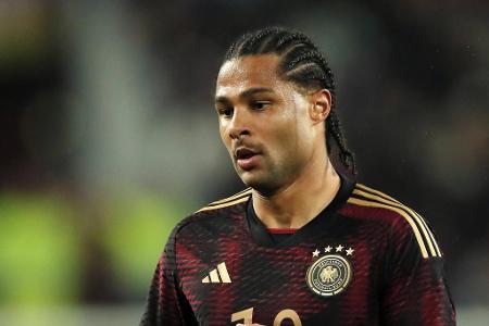 Serge Gnabry (FC Bayern) - Note: 5,0 - Muss sich dringend steigern, um seine große Chance auf einen Platz in der EM-Elf zu wahren. Lieferte gegen Japan wohl eines seiner schlechtesten Länderspiele, tauchte nach gutem Beginn auch gegen Frankreich immer weiter ab. Zu wenig vom Bayern-Star!