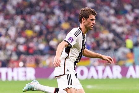 Thomas Müller (FC Bayern) - Note: 2,5 - Der 34-Jährige rückte für den verletzten Niclas Füllkrug nach und tat genau das, wofür er geholt wurde. Gegen Japan erst spät aufgeboten, noch mit Luft nach oben, gegen Frankreich dann überall in der Offensive zu finden. Sorgte damit für ordentliche Unruhe bei den Franzosen. Belohnte seine Top-Leistung mit dem wichtigen 1:0-Treffer.