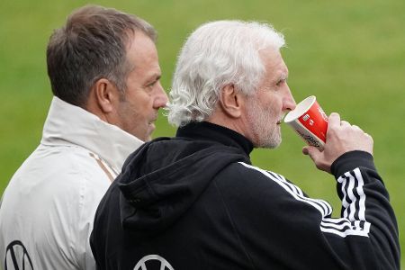 EM-Chance oder Rückschritt? Die DFB-Stars im Länderspielzeugnis - Eine ungewöhnliche Länderspielphase ist mit einer 1:4-Niederlage gegen Japan und der darauffolgenden Entlassung von Hansi Flick sowie einem 2:1-Erfolg über Frankreich unter Interims-Bundestrainer Rudi Völler zu Ende gegangen. Welche DFB-Stars ließen sich in dieser unruhigen Zeit nicht beirren? Wer baute seine Chancen mit Blick auf die Heim-EM im kommenden Jahr aus? Das Länderspielzeugnis: