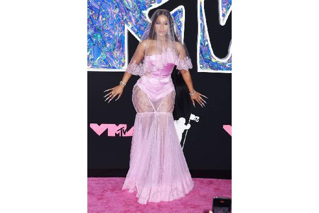 ...Nicky Minaj sich für ‘Super Freaky Girl’ den HipHop-Award abholte.