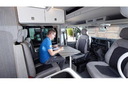 Sitzgruppe, Mann, Sitzbank, drehbare Fahrersitze