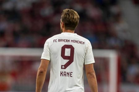 Welcher Trikot-Flock ist bei den 18 Klubs am beliebtesten? - Der 'kicker' hat bei den 18 Bundesligisten nachgefragt, welcher Namens-Flock sich auf den aktuellen Trikots am besten verkauft. Der SC Freiburg und der VfL Wolfsburg blieben eine Antwort schuldig, doch immerhin von 16 Erstligisten gibt es Ergebnisse. Während Neuzugang Harry Kane beim FC Bayern klar dominiert, ist beim BVB ein Routinier am beliebtesten. Die Übersicht: