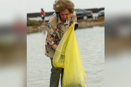 Altkönigin Sofia von Spanien sammelt Müll am Strand