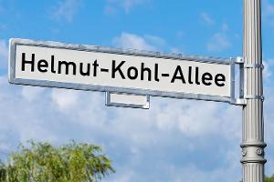 Fotomontage Straßenschild Helmut-Kohl-Allee
