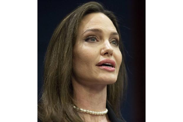 ...macht sich Angelina Jolie fast moderat aus, aber wer hätte gedacht, dass die Schauspielerin ihren eigenen Pilotenschein hat und in ihrer einmotorigen Cirrus SR-22 durch die Lüfte saust? Bei Dreharbeiten...