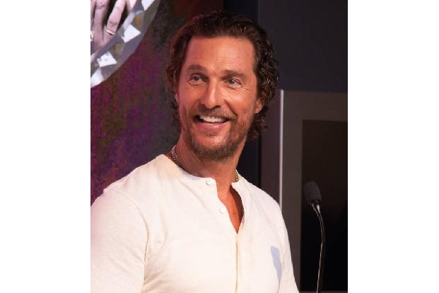 ...kam Matthew McConaughey auf den Geschmack und liebt es seit 'Surfer, Dude', durch hohe Wellen zu surfen. Das hat er...