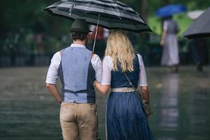 Bei Regen auf der Wiesn: Mit diesen Tipps wird das Dirndl wetterfest