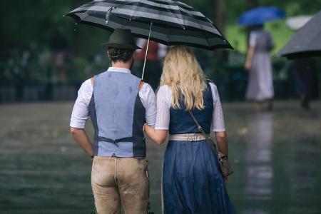Bei Regen auf der Wiesn: Mit diesen Tipps wird das Dirndl wetterfest