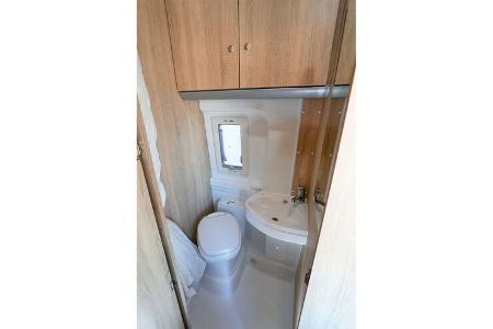 Relativ großes Bad mit integrierter Dusche, WC-Fenster optional.