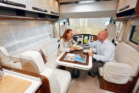 Eine komfortable Sitzrunde und ein optionales Hubbett in der Front.