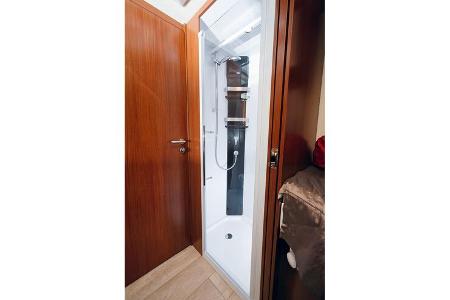 Die Dusche verfügt über viel Platz und eine Glastür.