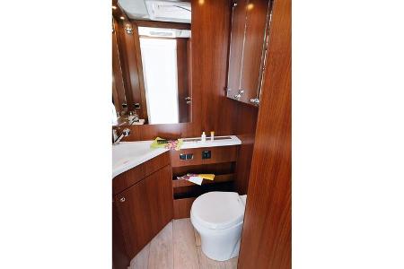 Das Bad hat ein großes Waschbecken und eine Festtanktoilette.