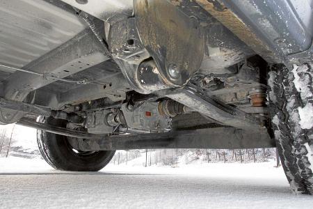 Die Antriebswelle zum Verteilergetriebe wurde versetzt, um nicht mit dem Tank in Konflikt zu kommen.