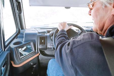 Hilfreich sind der Monitor und die breiten Sonnenblenden.