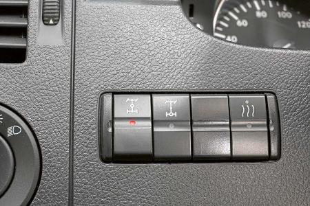 Mitten- und Hinterachsdifferenzial werden auf Knopfdruck gesperrt.