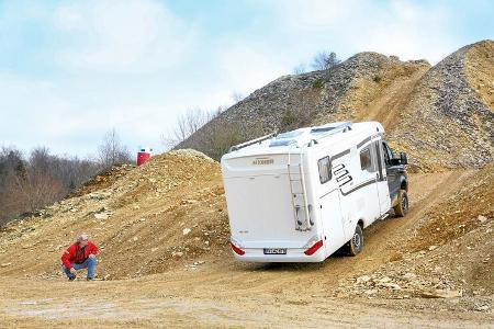Beim Werks-4x4 sind die Rampenwinkel deutlich größer, der lange Überhang verliert seinen Schrecken.